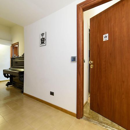Inside Chiaia Rooms Napoli Bagian luar foto