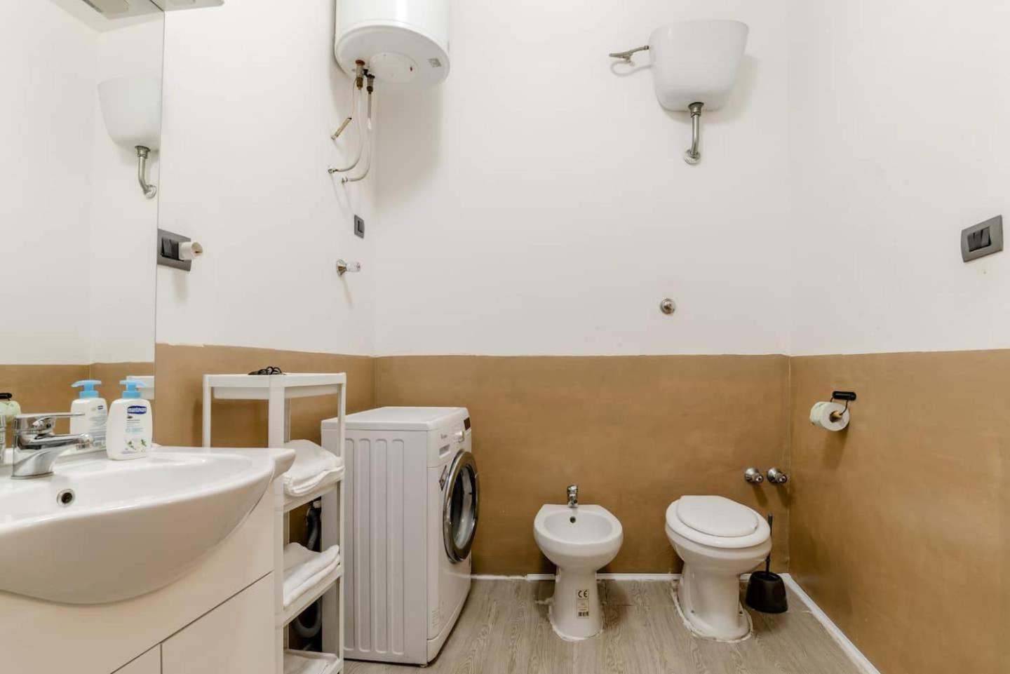 Inside Chiaia Rooms Napoli Bagian luar foto