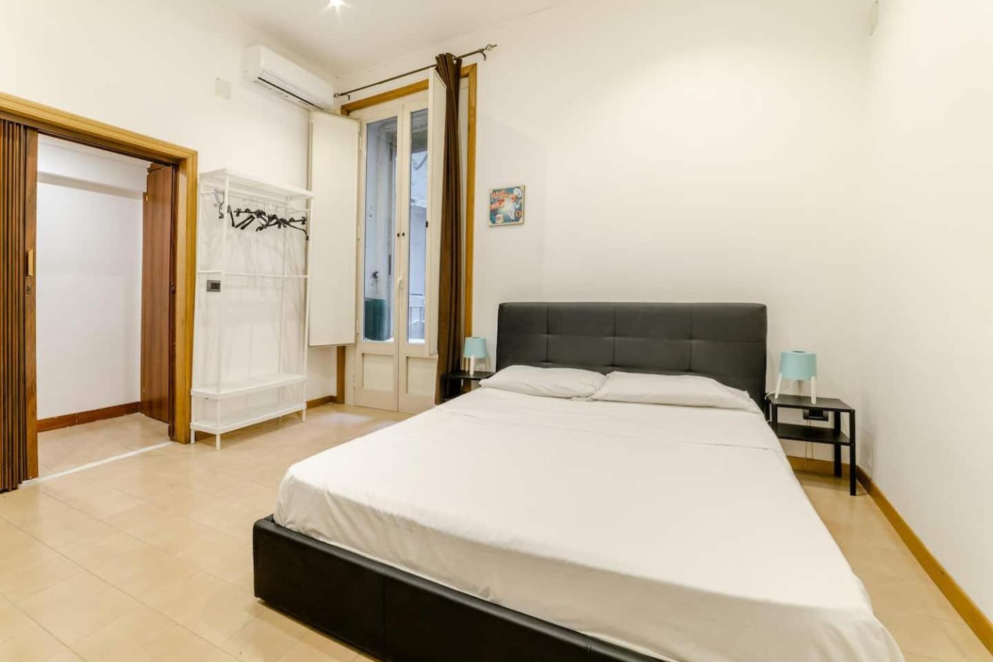 Inside Chiaia Rooms Napoli Bagian luar foto
