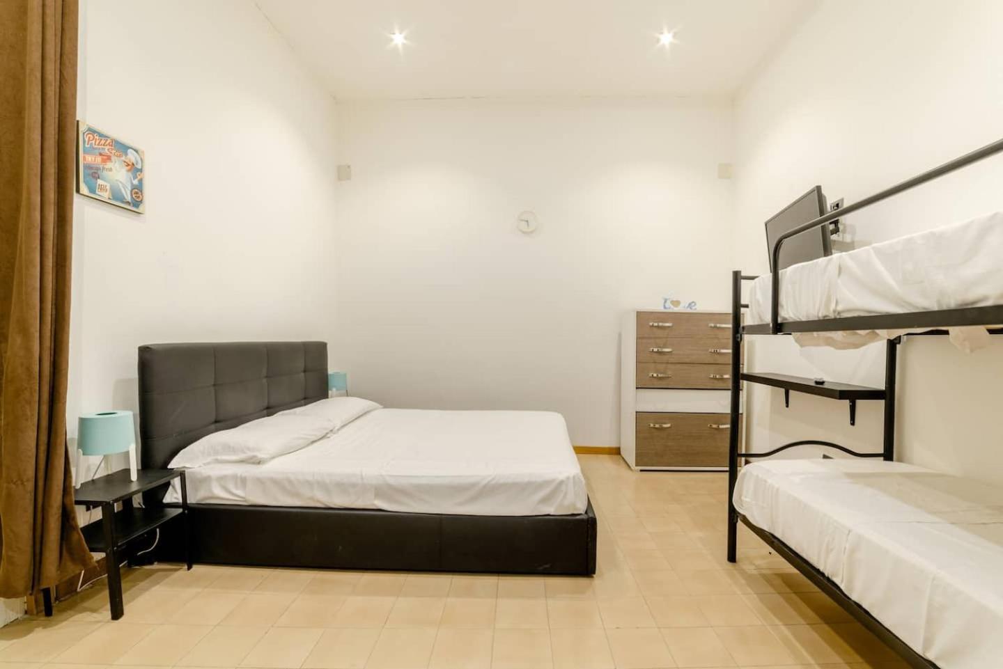 Inside Chiaia Rooms Napoli Bagian luar foto